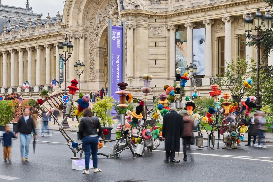 Art Basel Paris 2026, Public Program: Skulptur von Keita Miyazaki vor einer Palastfassade an der Avenue Winston-Churchill