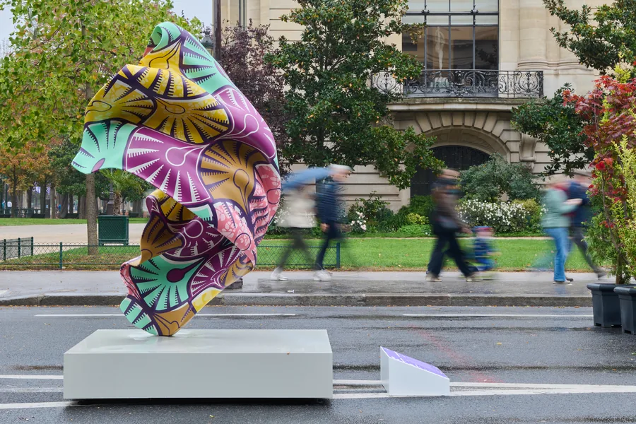 Art Basel Paris 2026, Public Program: farbig gemusterte Skulptur von Yinka Shonibare an der Avenue Winston-Churchill