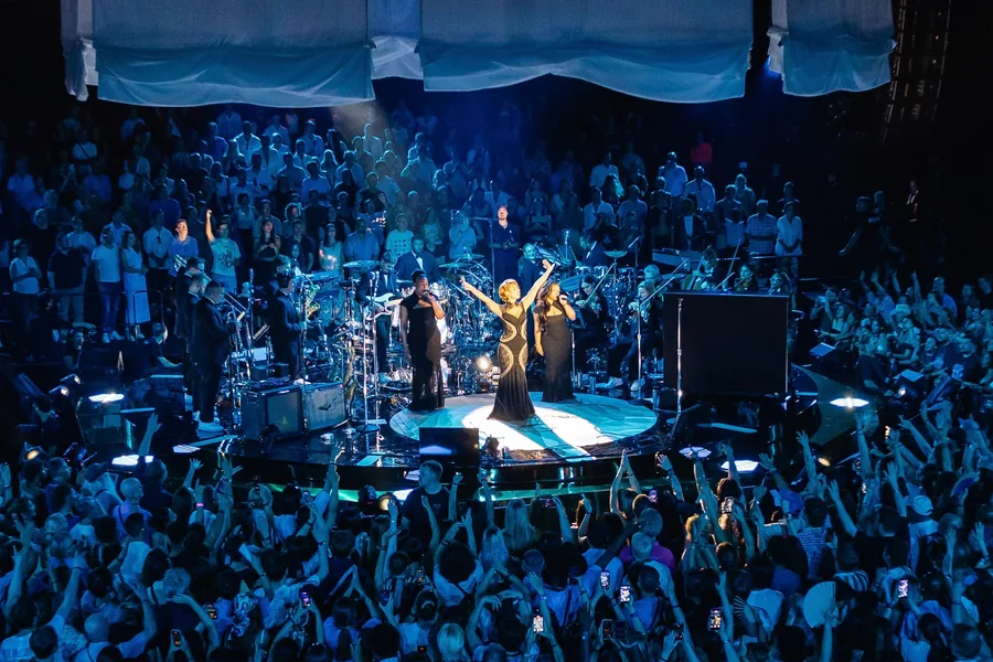 Montreux Jazz Festival 2026: RAYE und Gäste auf der Bühne mitten im Publikum des Auditorium Stravinski