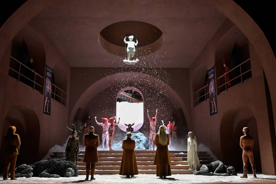 Salzburger Festspiele 2026: das Ensemble von Ariadne auf Naxos in der Inszenierung von Ersan Mondtag