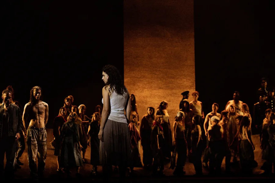 Salzburger Festspiele 2026: Asmik Grigorian als Carmen mit dem Ensemble in der Inszenierung von Gabriela Carrizo
