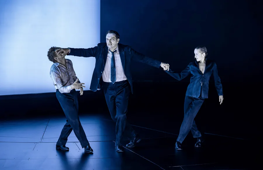 Salzburger Festspiele 2026: Johannes Nussbaum, Steven Scharf und Valery Tscheplanowa in Faust I in der Regie von Ulrich Rasche