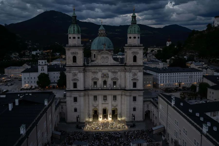 Salzburger Festspiele 2026: Jedermann in der Regie von Robert Carsen auf der Bühne vor dem Salzburger Dom in der Dämmerung
